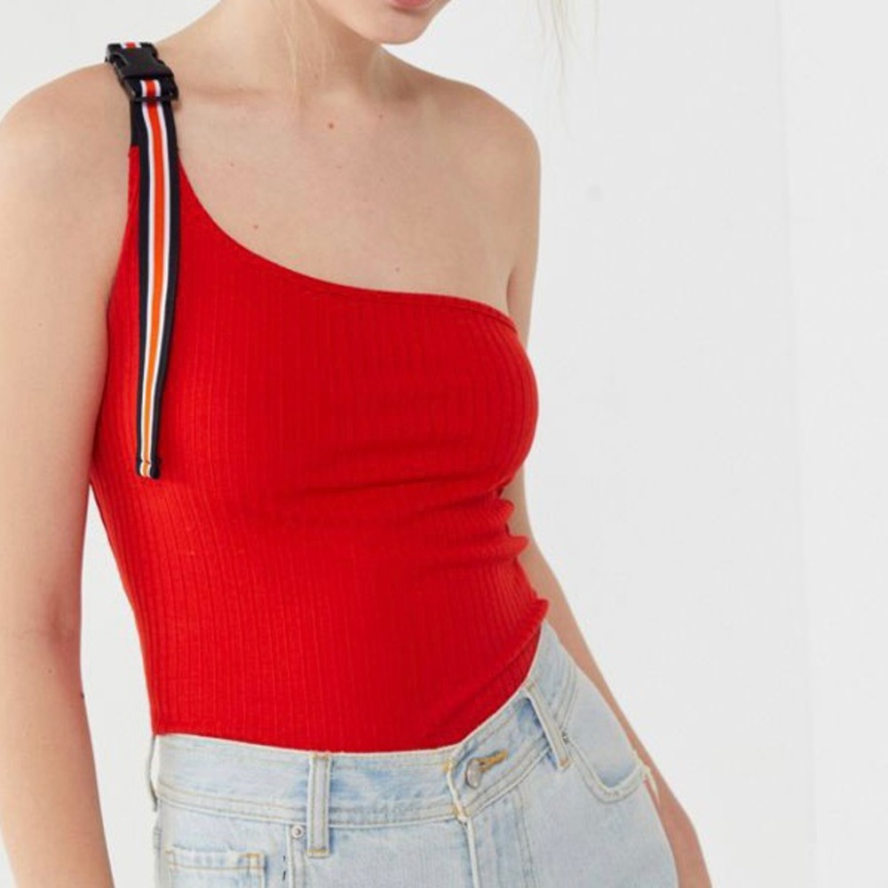 Buckle strap ribbed top